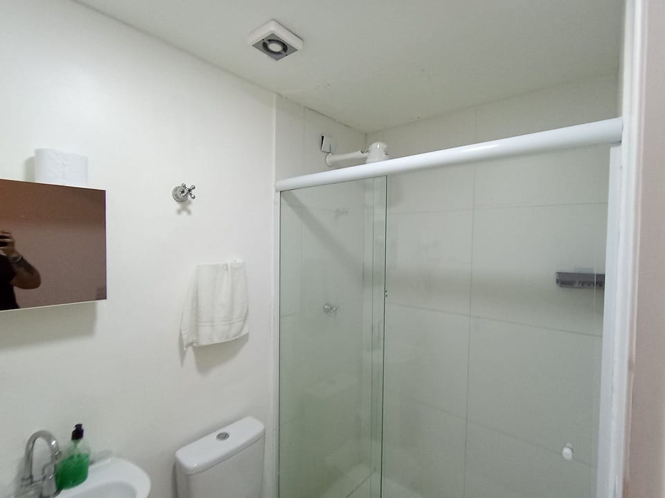Economy Studio | Bathroom | Shower, free toiletries, hair dryer, towels