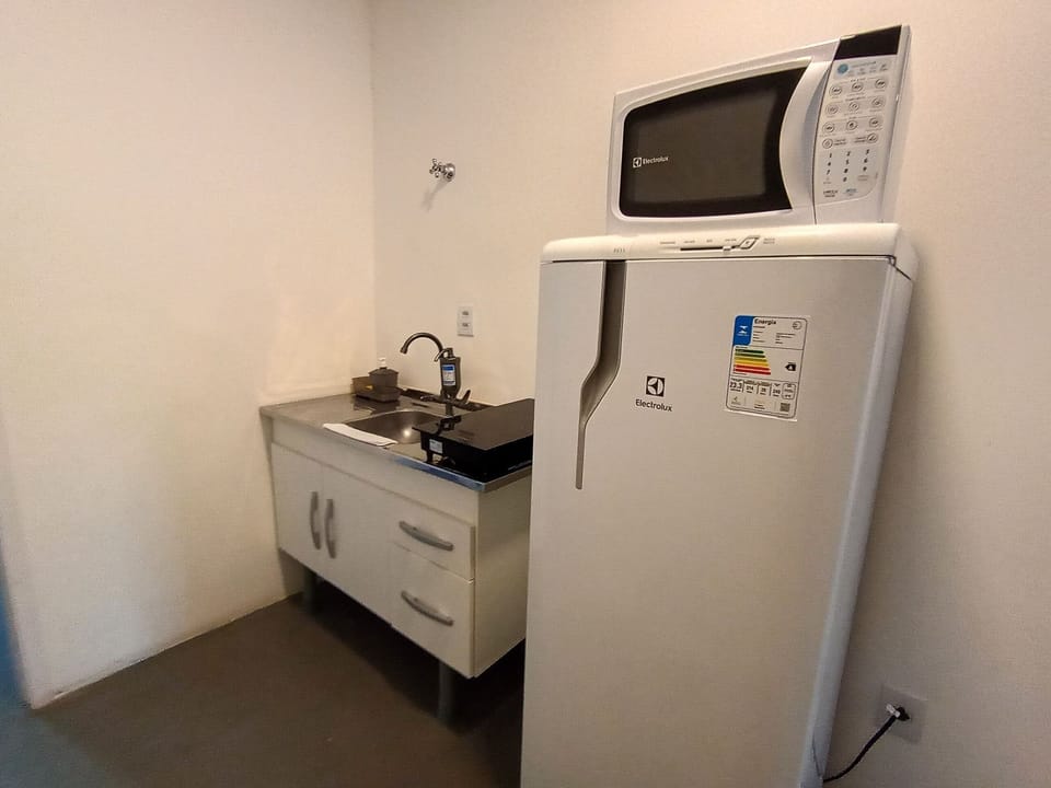 Economy Studio | Private kitchen | Fridge, microwave, stovetop, cookware/dishes/utensils