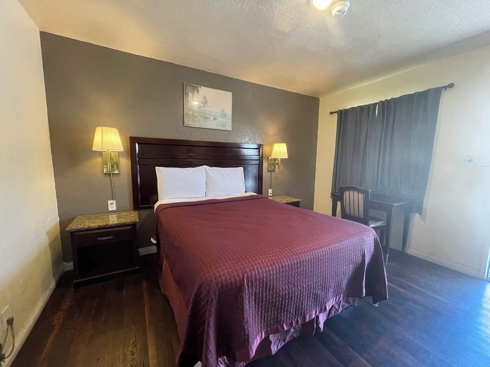 Economy Room, 1 Queen Bed, Non Smoking | Desk, laptop workspace, free WiFi