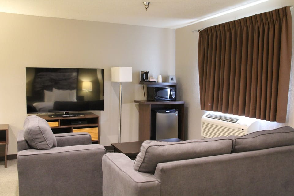 Desk, cribs (free), WiFi (free), alarm clocks
