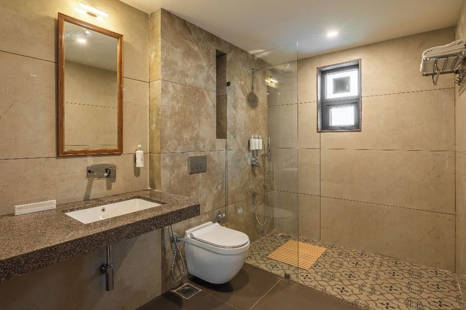 Deluxe Double Room with Balcony and City View | Bathroom | Hair dryer