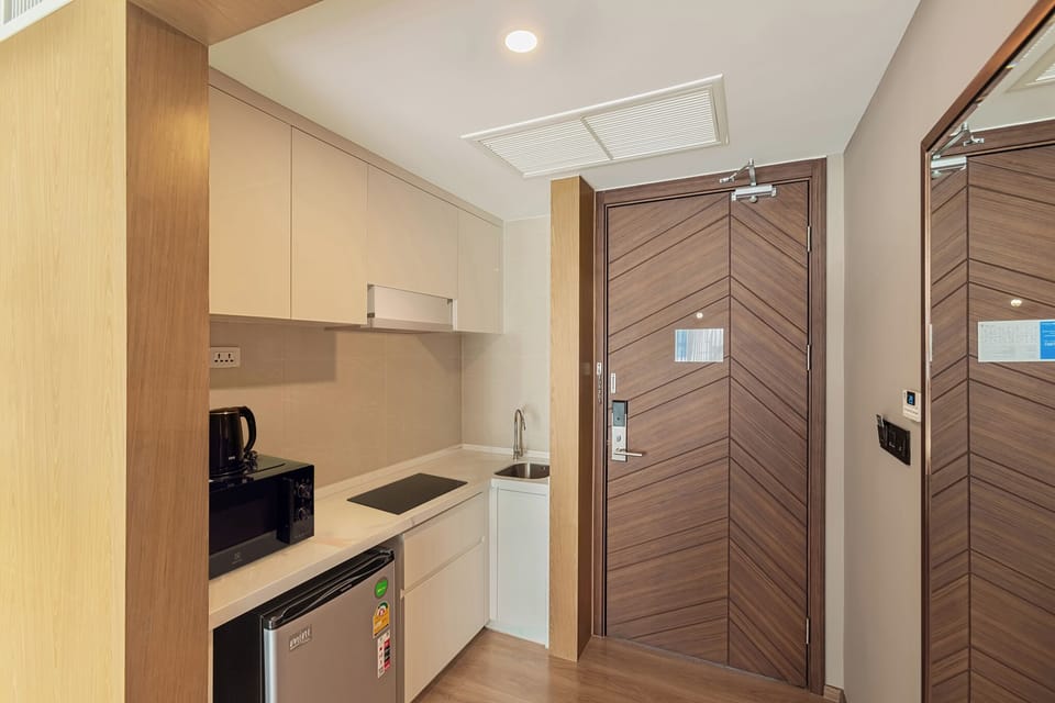Studio, Balcony, Pool View | Private kitchen | Microwave, stovetop, cookware/dishes/utensils