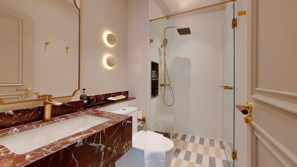 Deluxe Room | Bathroom | Free toiletries, hair dryer, slippers, towels