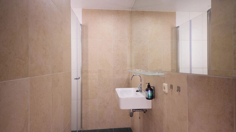 Lodge 6-persons (with unlimited amusement park access) | Bathroom