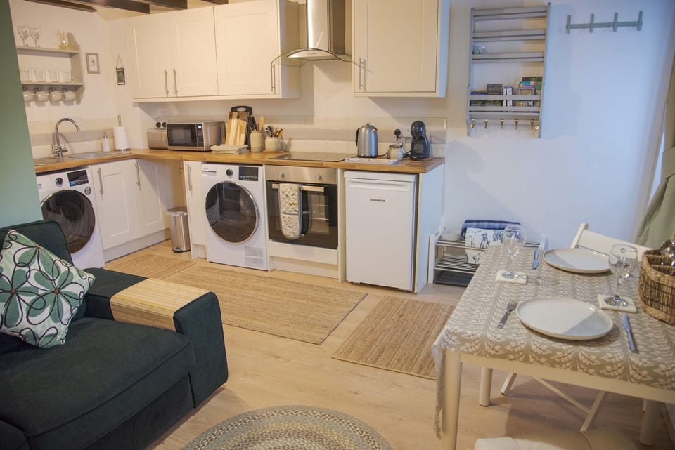 Cottage | Private kitchen | Fridge, microwave, toaster, cookware/dishes/utensils