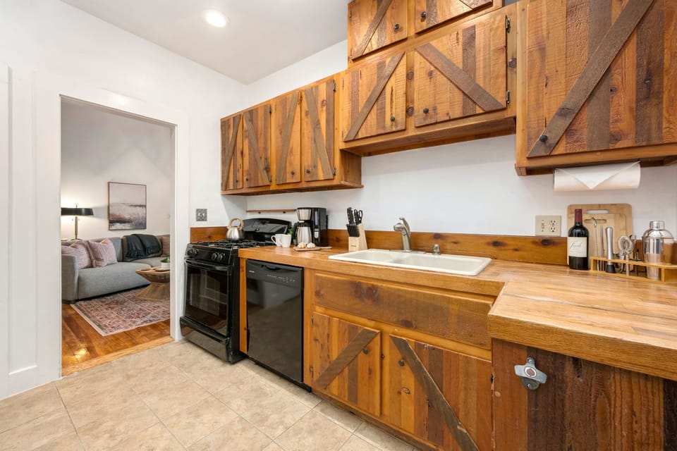 House, Multiple Beds, Patio, Garden View (520 W Oak Street) | Private kitchen