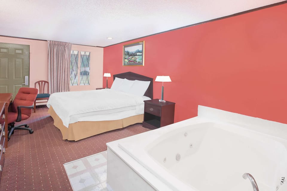 Room, 1 King Bed, Non Smoking (Jacuzzi) | Desk, iron/ironing board, rollaway beds, free WiFi