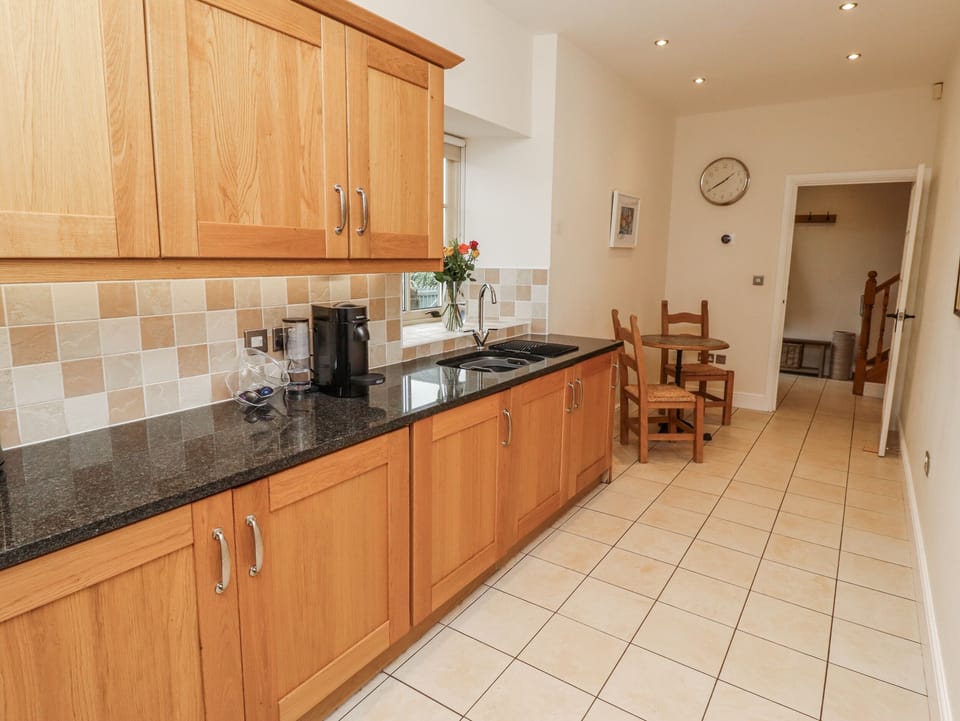 Fridge, microwave, dishwasher, cookware/dishes/utensils