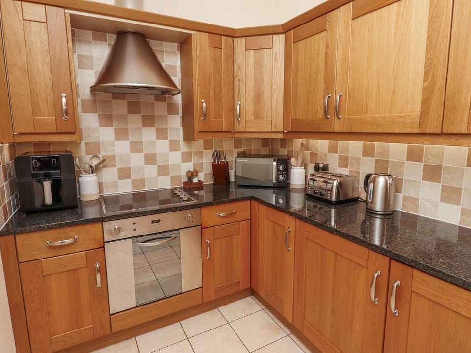 Fridge, microwave, dishwasher, cookware/dishes/utensils