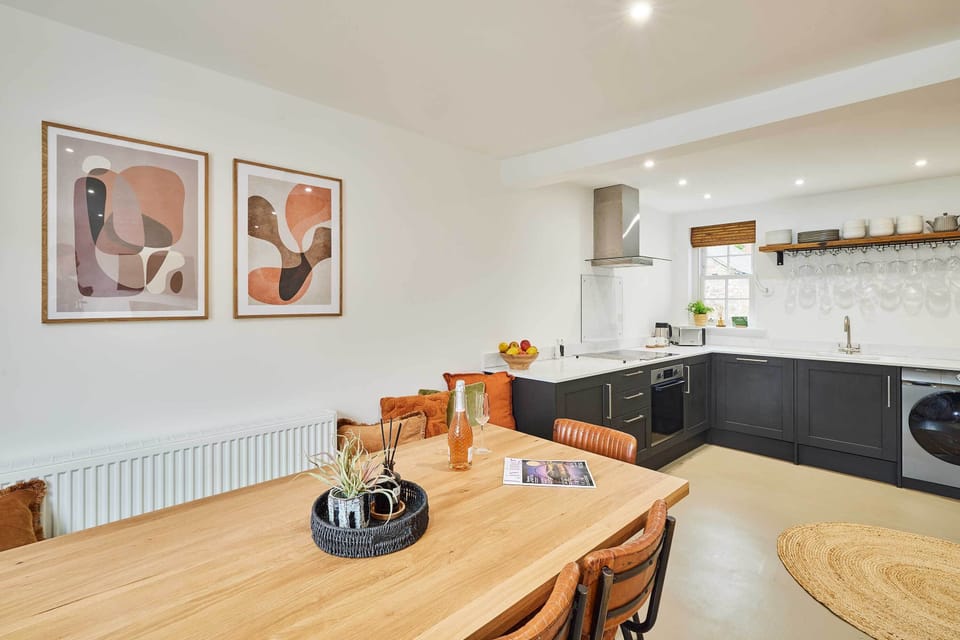 House | 4 bedrooms, desk