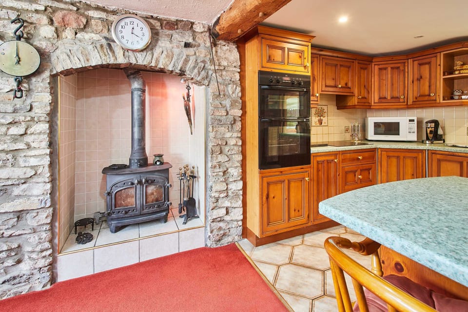 House | 4 bedrooms, desk