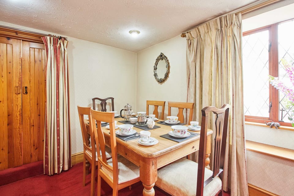 House | 4 bedrooms, desk