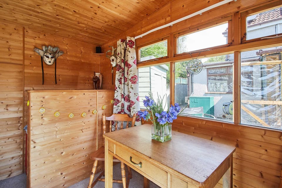 House | 4 bedrooms, desk