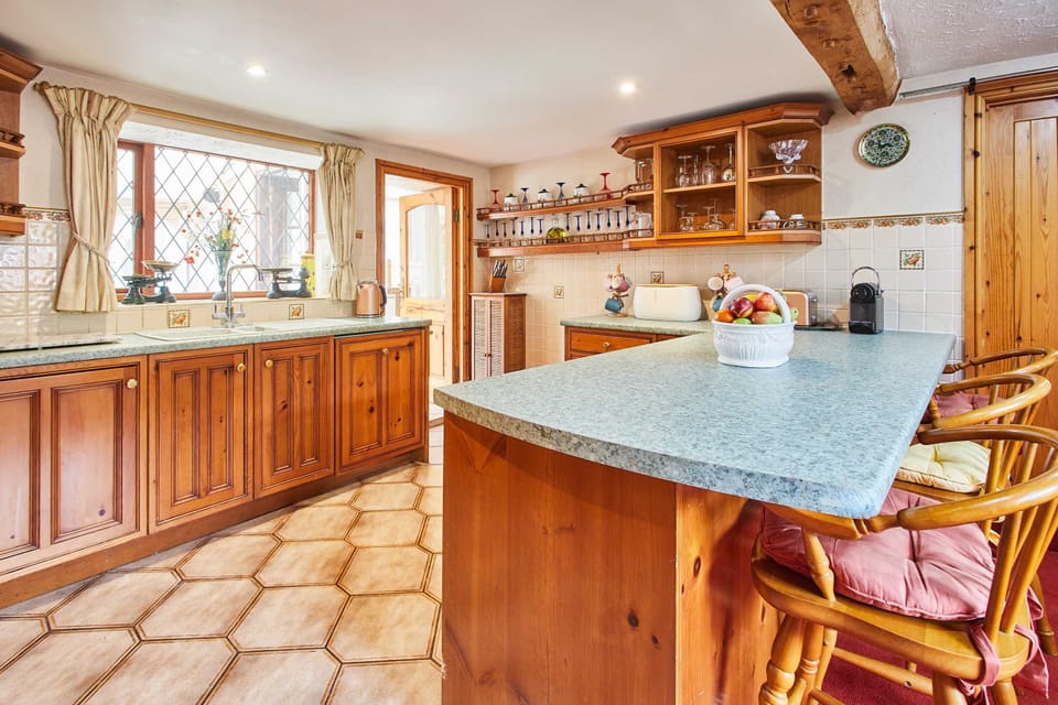 House | 4 bedrooms, desk
