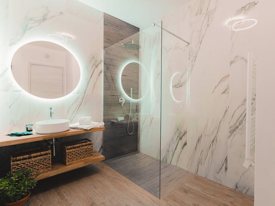 Shower, rainfall showerhead, free toiletries, hair dryer