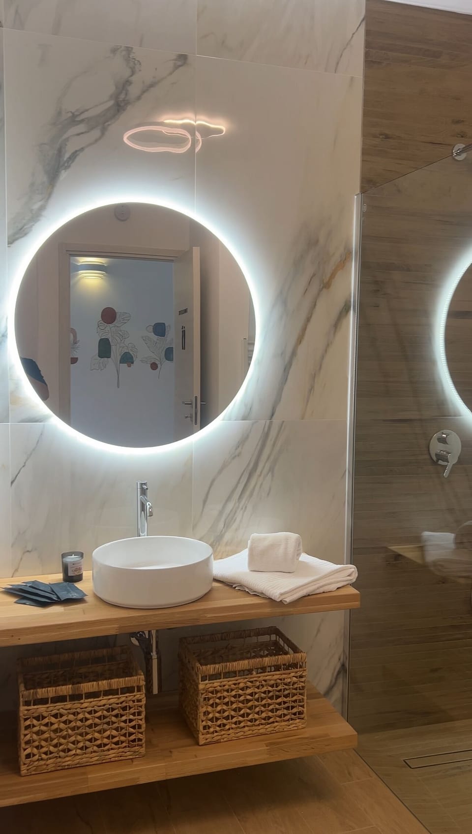 Shower, rainfall showerhead, free toiletries, hair dryer