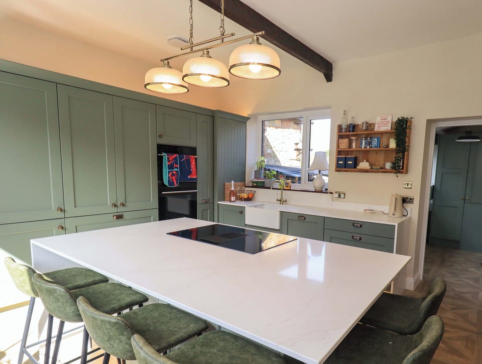 Cottage | Private kitchen | Dishwasher, cookware/dishes/utensils