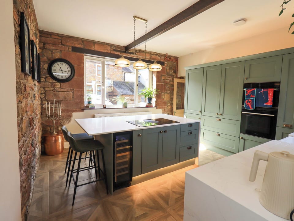 Cottage | Private kitchen | Dishwasher, cookware/dishes/utensils