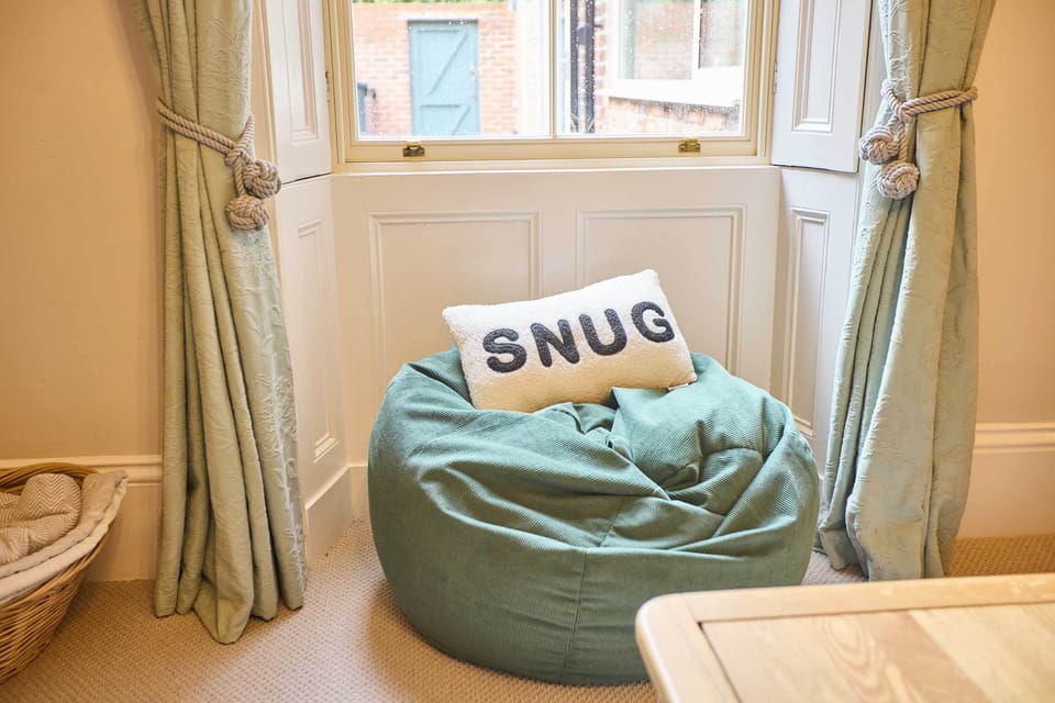 House | 4 bedrooms, desk