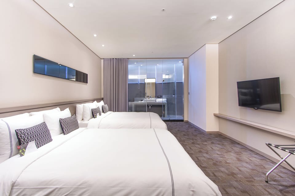 Family Room | Premium bedding, in-room safe, desk, blackout drapes