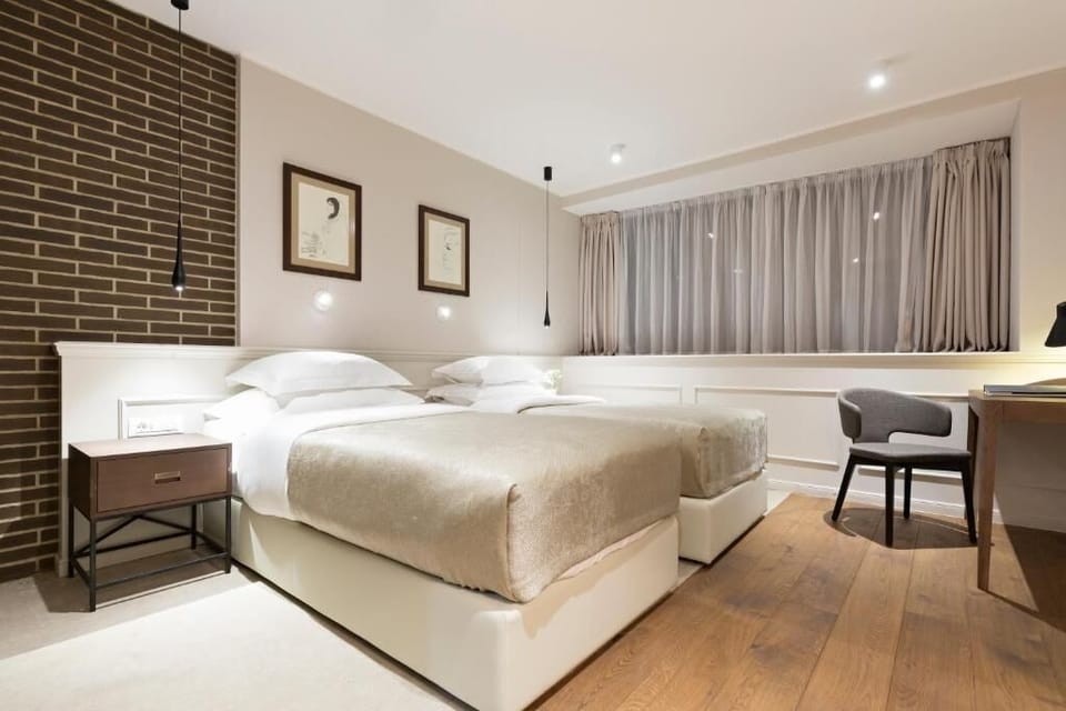 Superior Twin Room | Minibar, in-room safe, desk, soundproofing