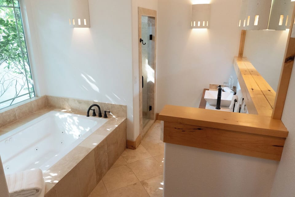 SUITE 2: Deluxe Single Room, Pool View, Garden Area | Bathroom | Towels, soap, shampoo, toilet paper