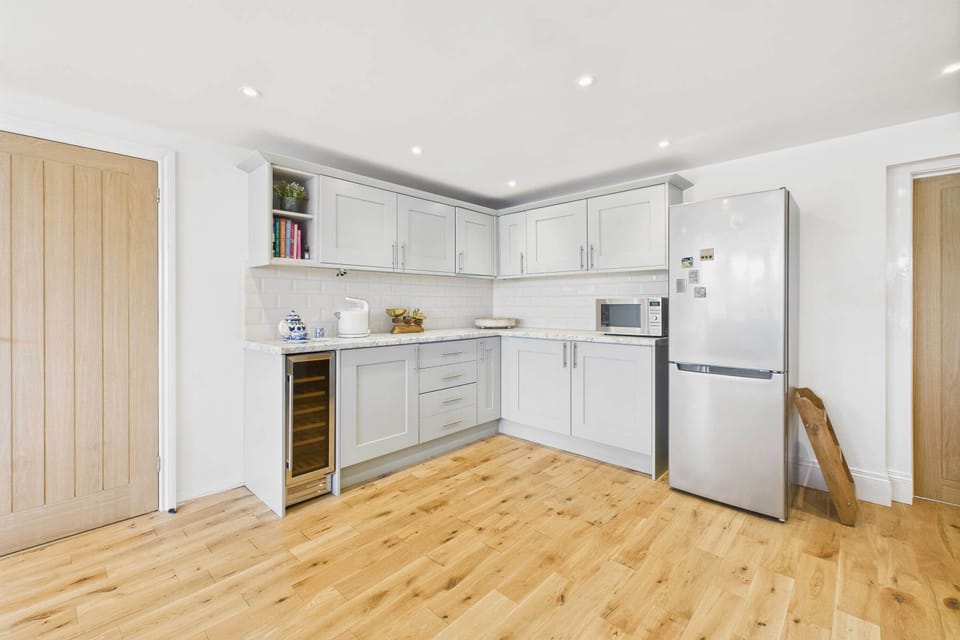 House | 4 bedrooms, desk