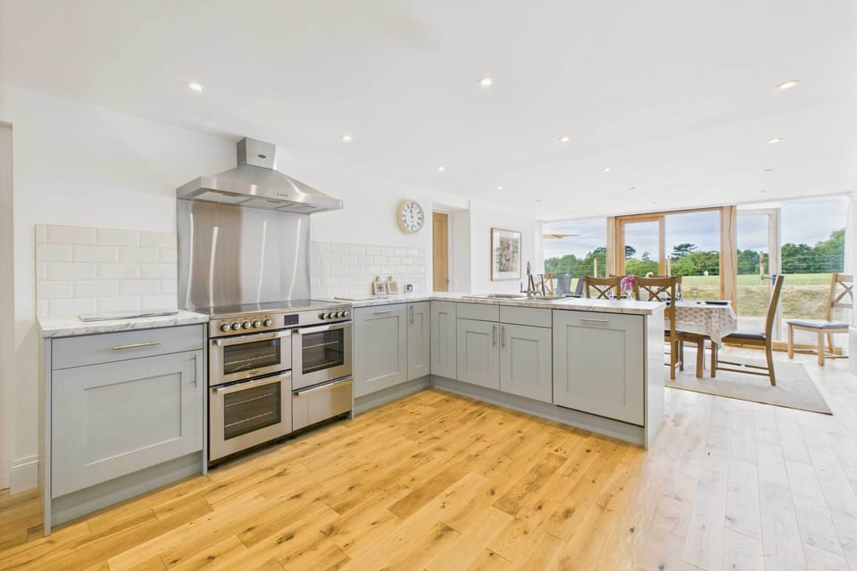 House | 4 bedrooms, desk