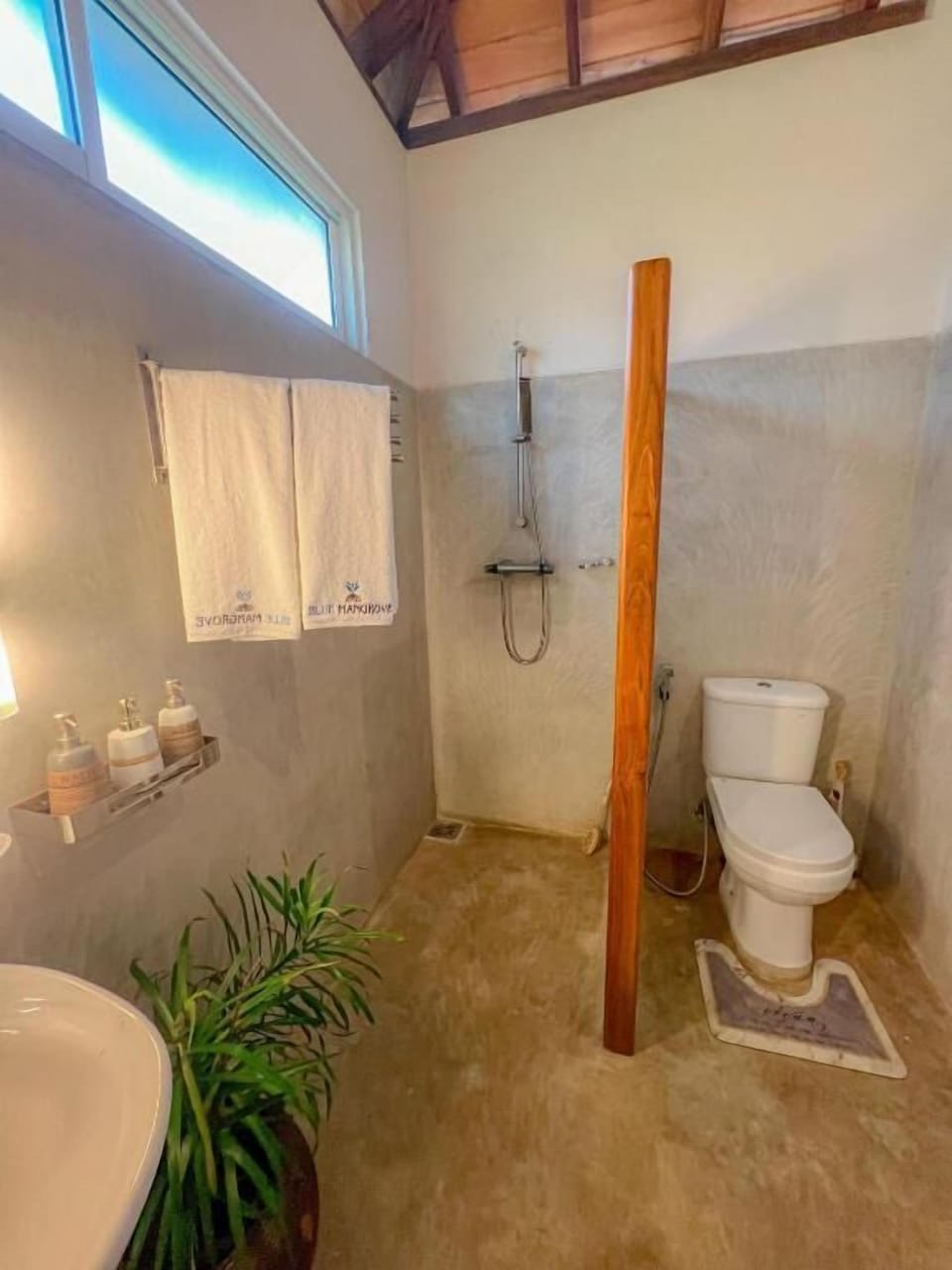 Superior Room, Garden View | Bathroom | Shower, bidet, towels, soap