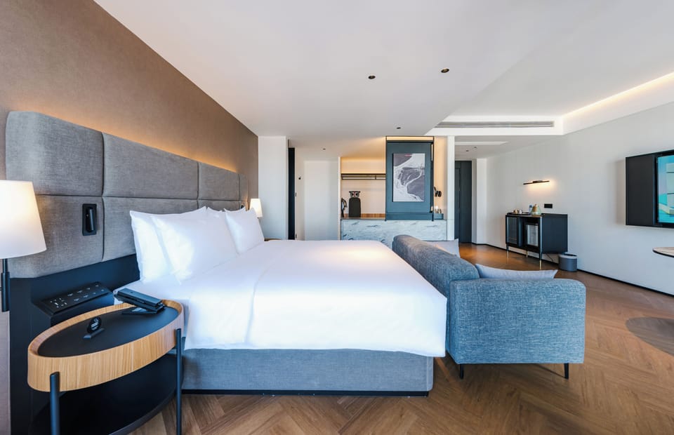 Deluxe Double Room | Down comforters, minibar, in-room safe, desk