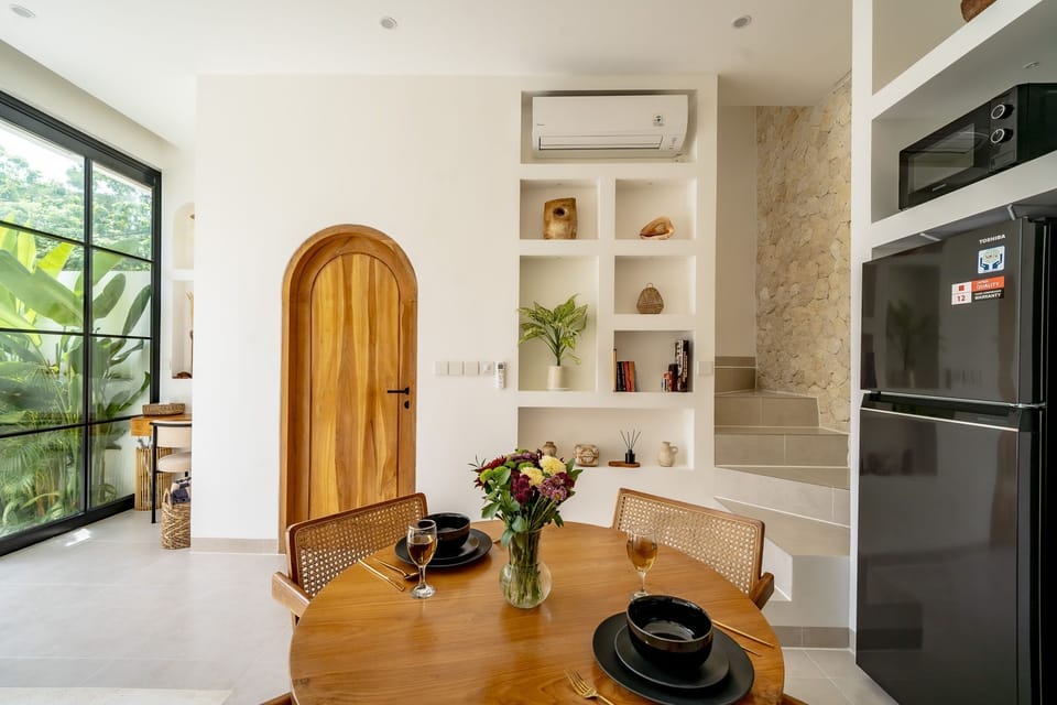 Deluxe Villa, 1 King Bed, Patio, Pool View | Dining room