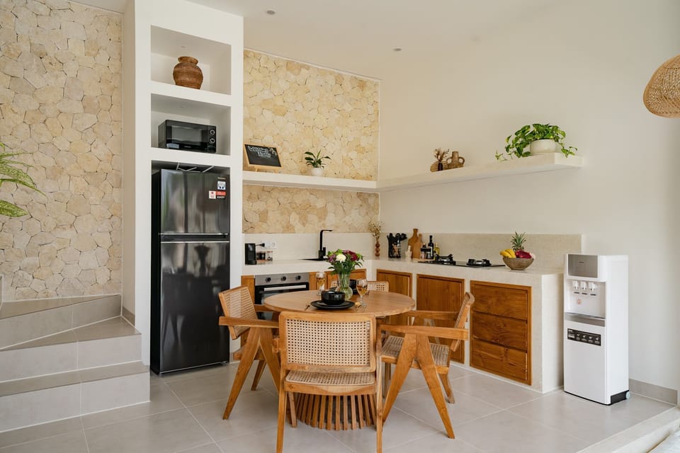 Deluxe Villa, 1 King Bed, Patio, Pool View | Dining room