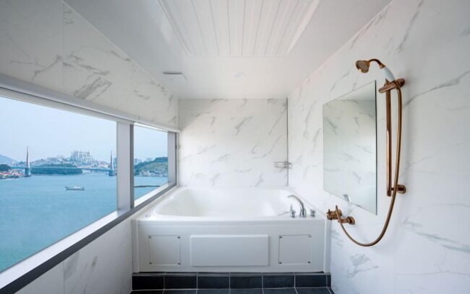 Ocean Suite Twin Room | Bathroom