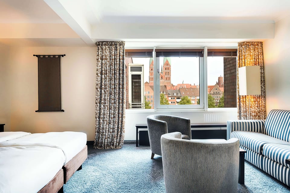 Superior Room | Hypo-allergenic bedding, minibar, in-room safe, desk