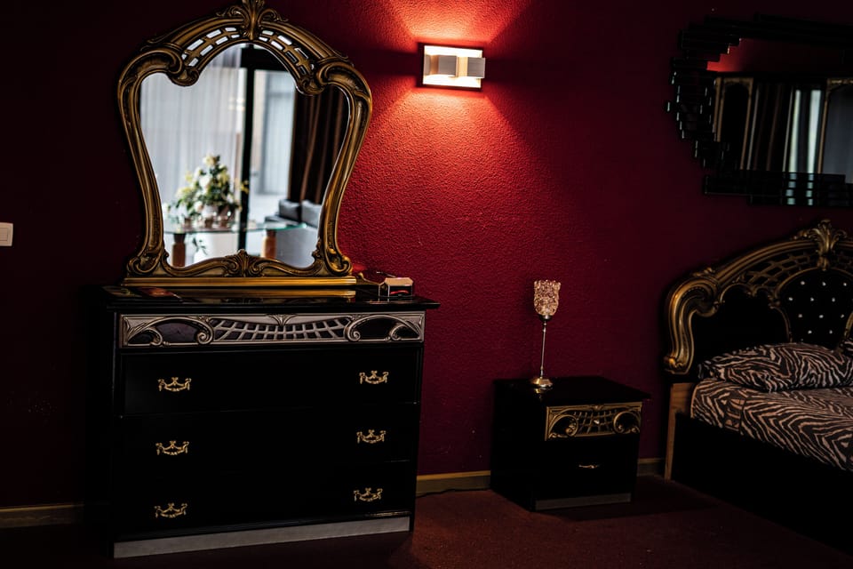 Royal Suite, Garden View | Desk, soundproofing, cribs/infant beds, free WiFi