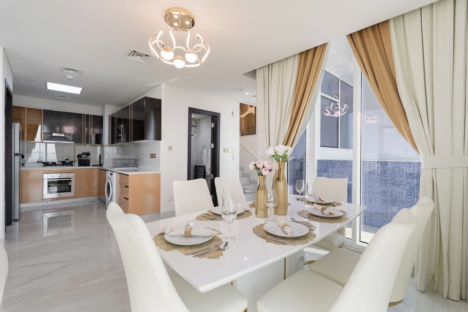 Luxury Apartment, Balcony, City View | In-room dining
