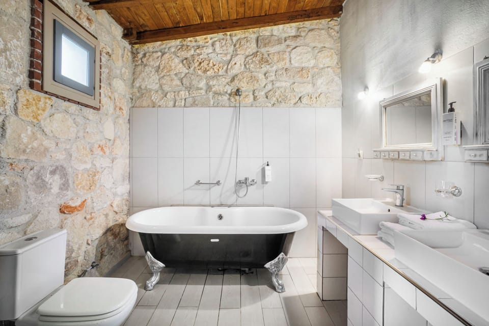 Junior Suite | Bathroom | Hair dryer, towels, soap, shampoo