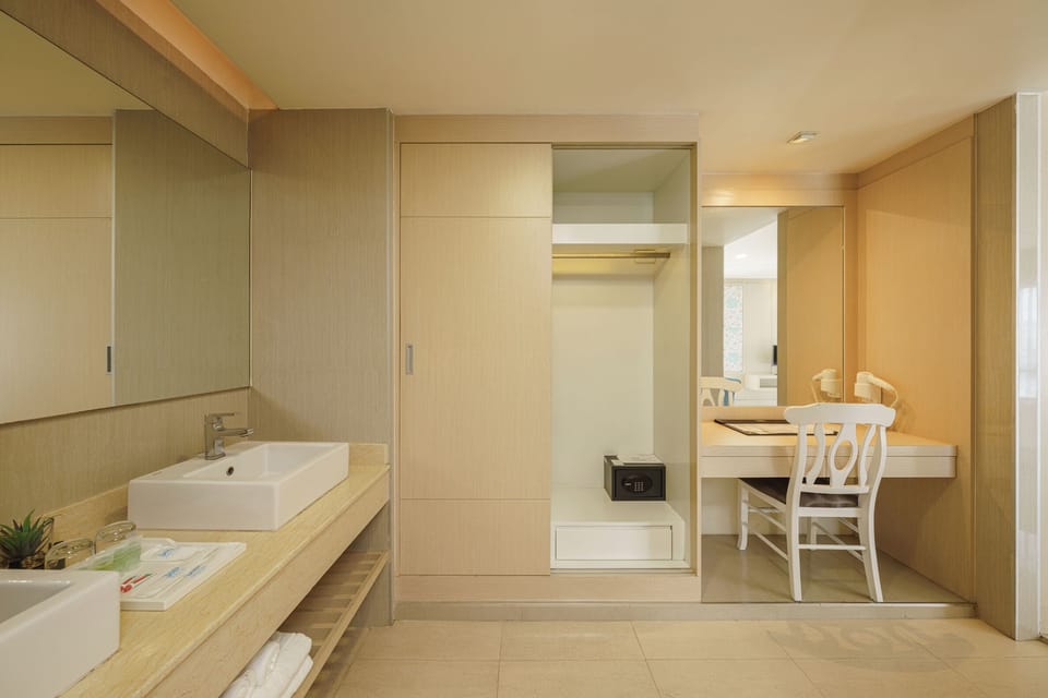Premier Suite King Room | Bathroom | Separate tub and shower, free toiletries, hair dryer, bidet