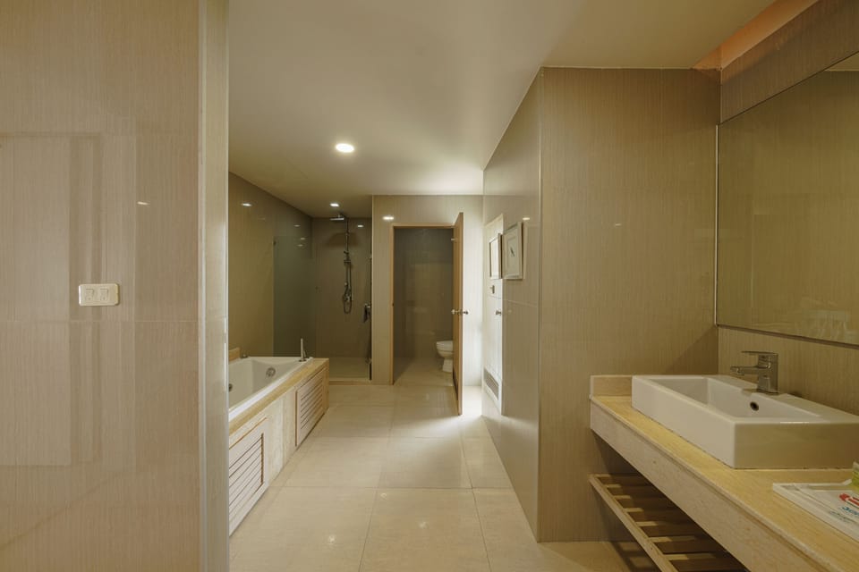 Premier Suite King Room | Bathroom | Separate tub and shower, free toiletries, hair dryer, bidet