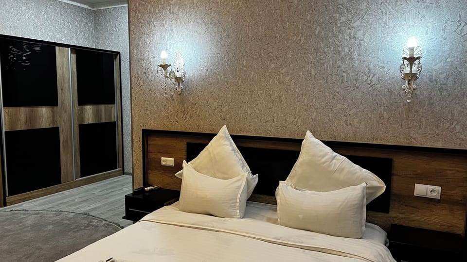 Suite, Garden View | Minibar, desk, WiFi (free), bed sheets