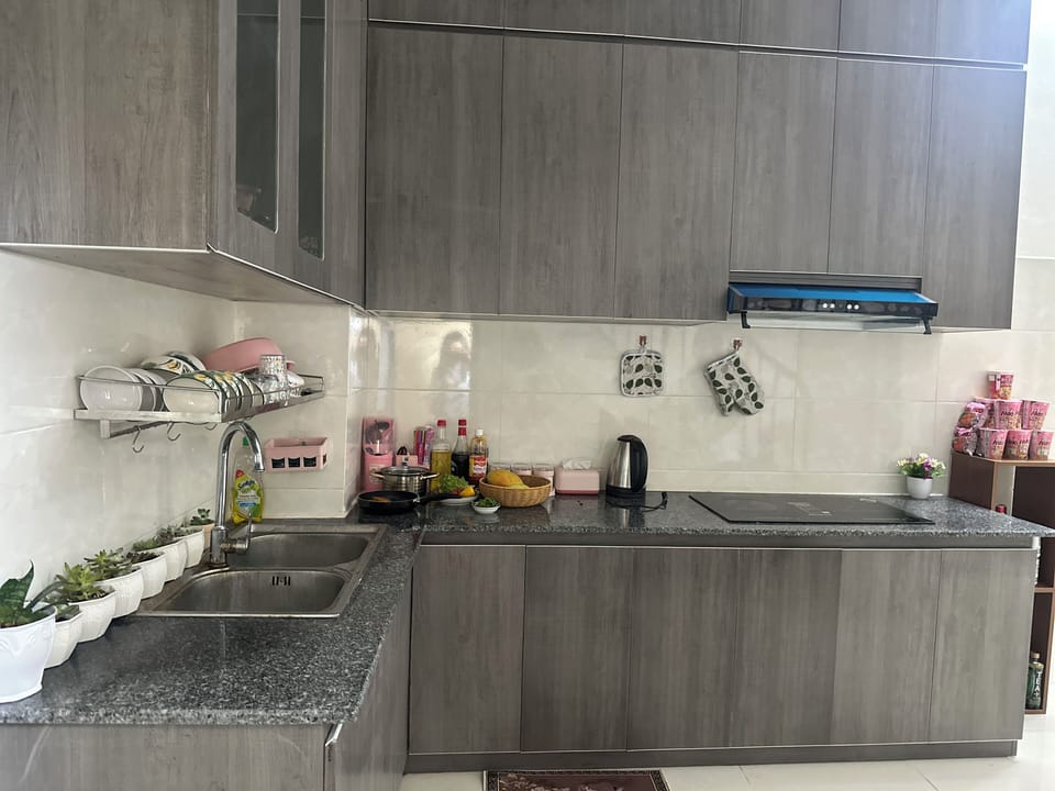Fridge, microwave, stovetop, cookware/dishes/utensils