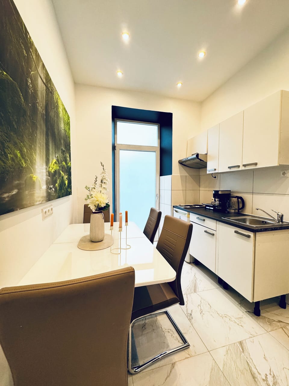 Basic Apartment | Private kitchen | Fridge, microwave, oven, stovetop