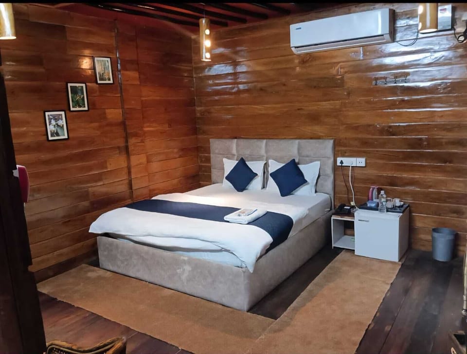 Classic Room | Desk, laptop workspace, iron/ironing board, WiFi (free)