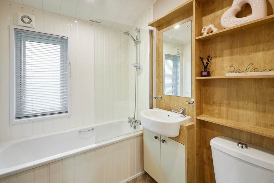 Host Stay Kinship Lodge House in England
