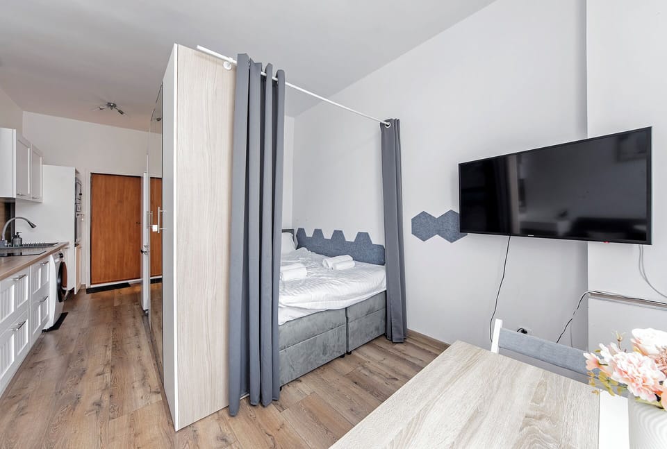 Studio | Iron/ironing board