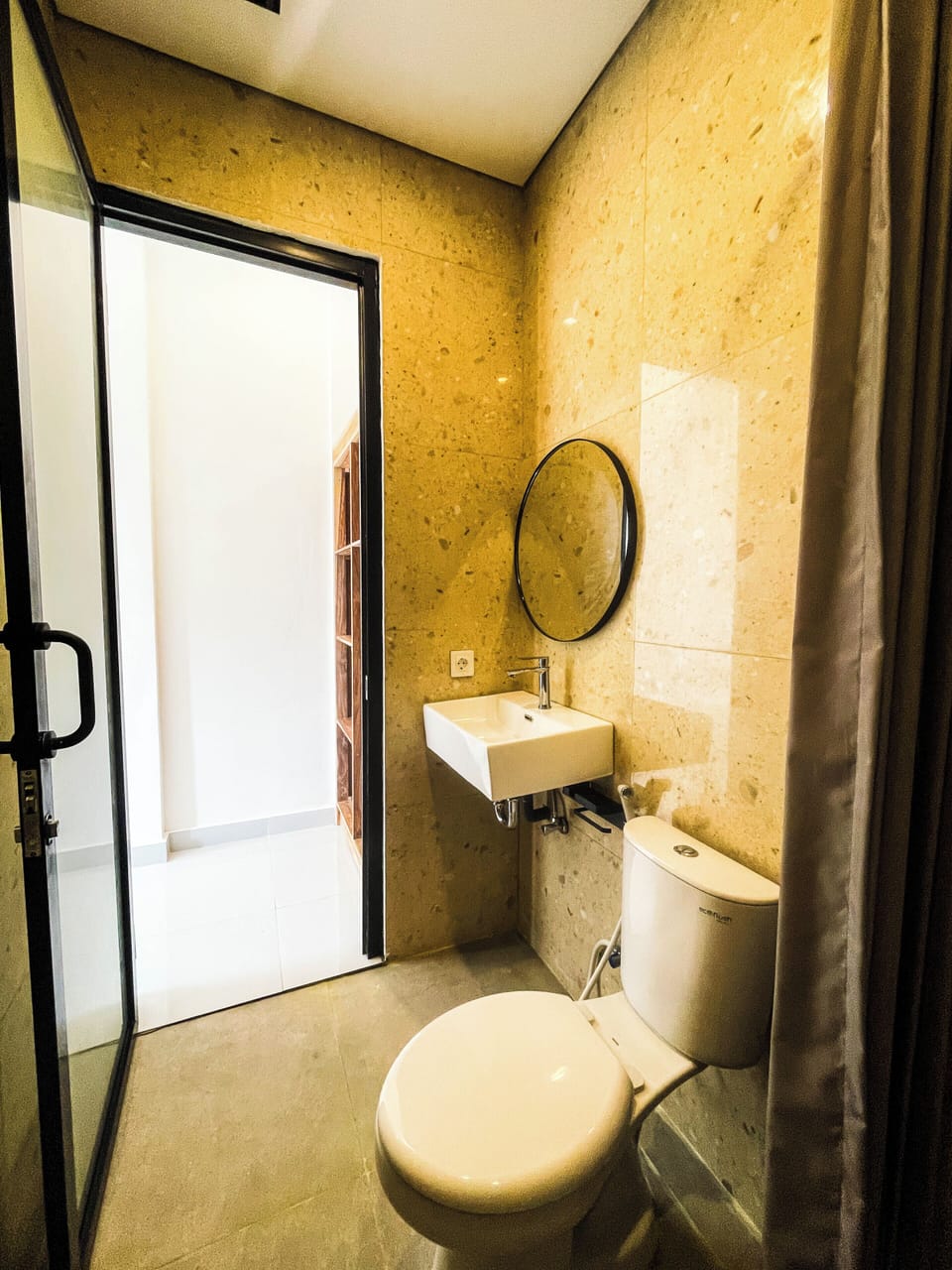Deluxe Double Room, 1 King Bed | Bathroom | Shower, free toiletries, towels, soap