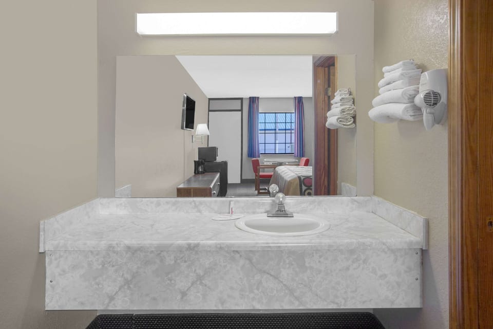 Combined shower/tub, rainfall showerhead, free toiletries, hair dryer