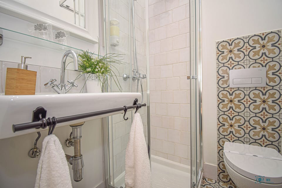 Shower, free toiletries, hair dryer, towels