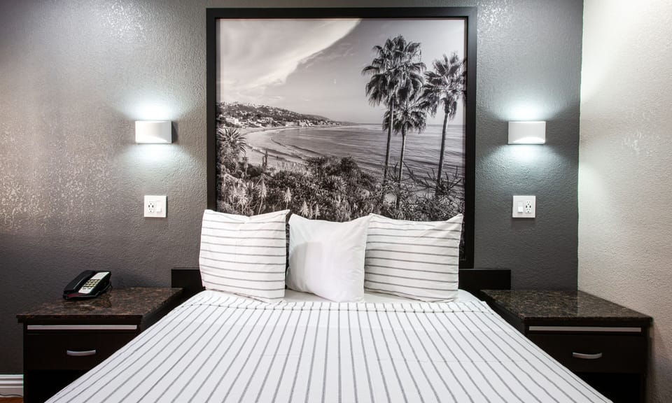 One Queen Bed | Desk, soundproofing, iron/ironing board, free WiFi