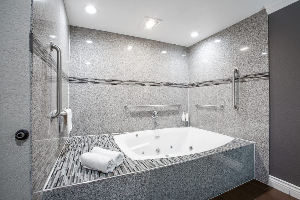One King Bed with Jacuzzi | Desk, soundproofing, iron/ironing board, free WiFi